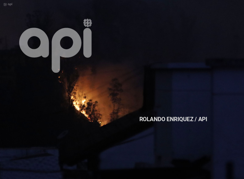 INCENDIO-QUITO-GUAPULO