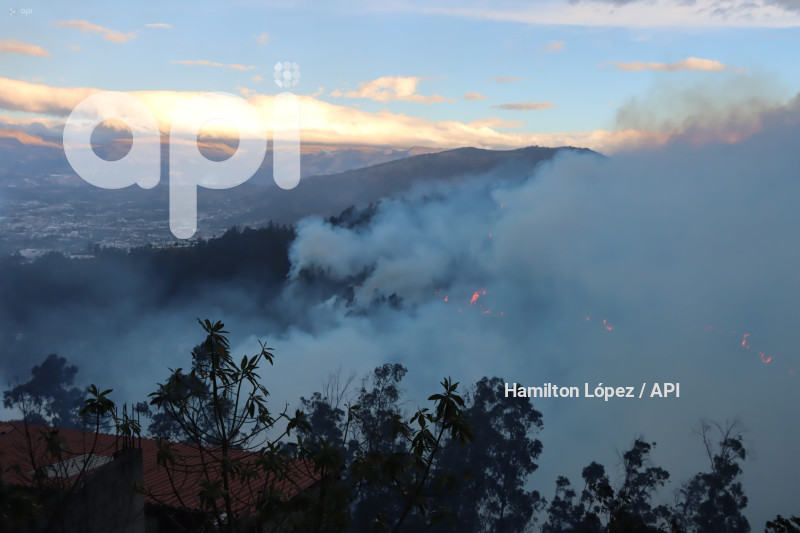 UIO-INCENDIO-SIMÓN-BOLÍVAR