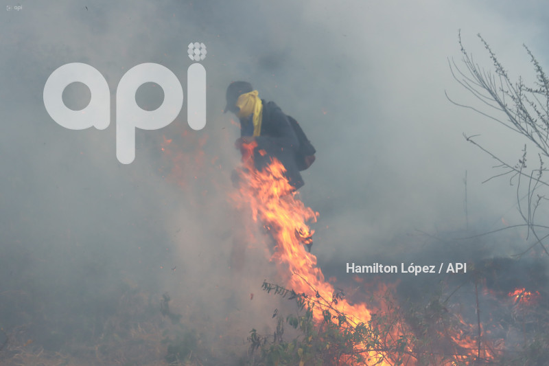 UIO-INCENDIO-SIMÓN-BOLÍVAR