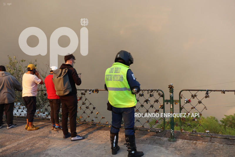 INCENDIO-QUITO-GUAPULO