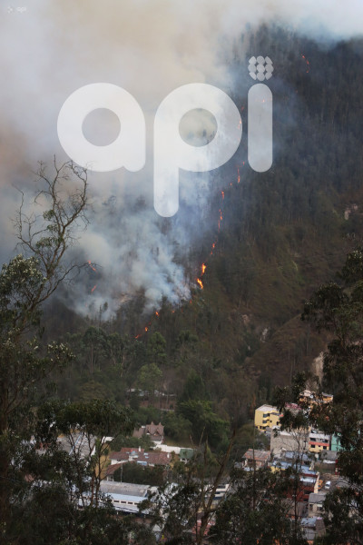 INCENDIO-QUITO-GUAPULO