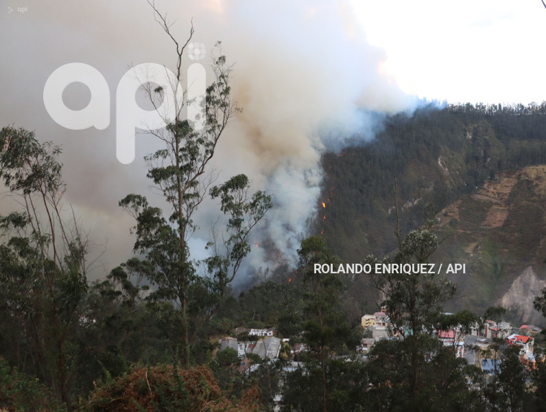 INCENDIO-QUITO-GUAPULO
