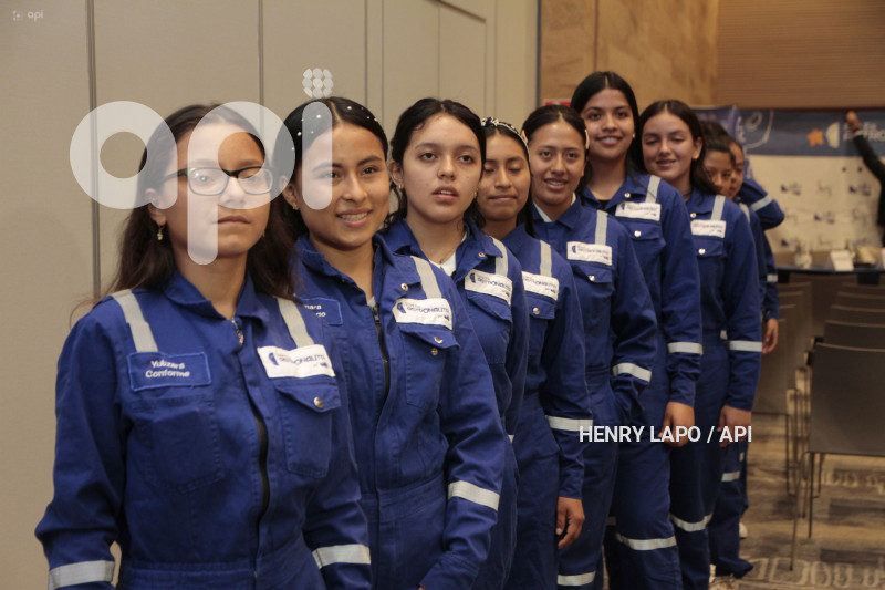 SHE IS ASTRONAUTA