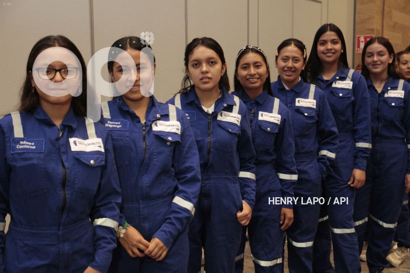 SHE IS ASTRONAUTA