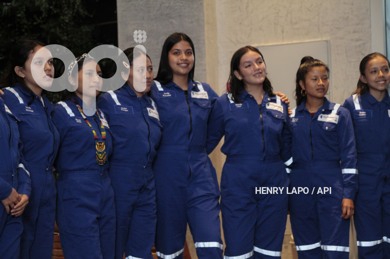 SHE IS ASTRONAUTA