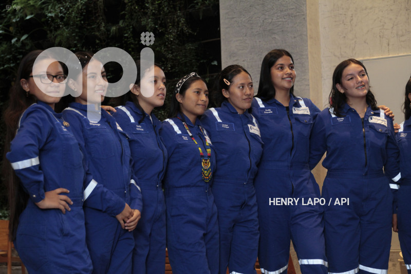 SHE IS ASTRONAUTA
