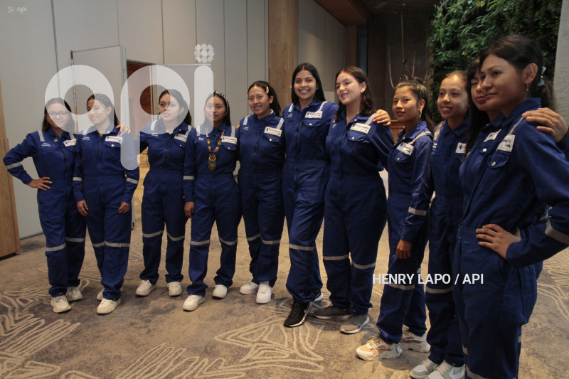 SHE IS ASTRONAUTA