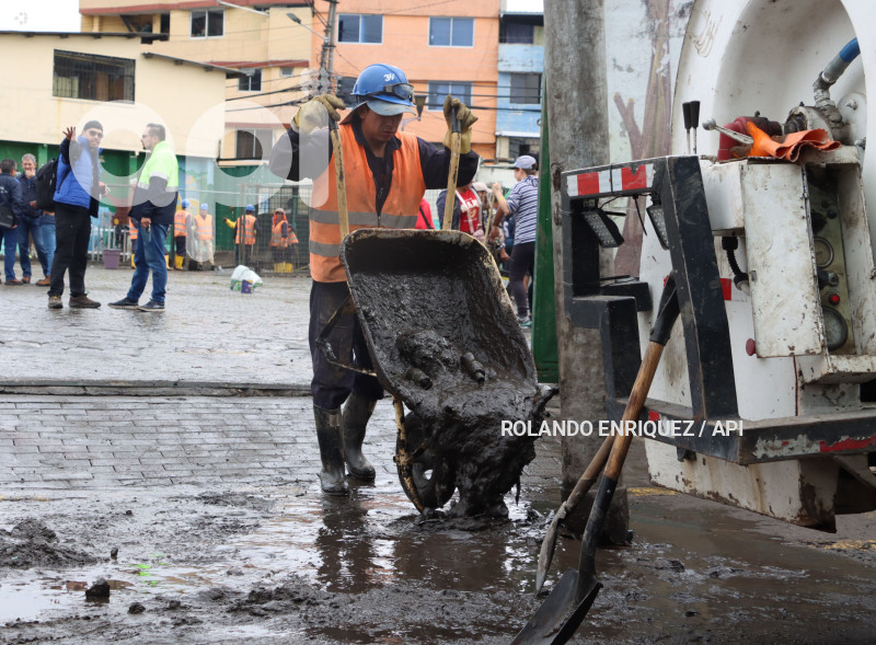 LIMPIEZA-INUNDACIONES-SUR-QUITO