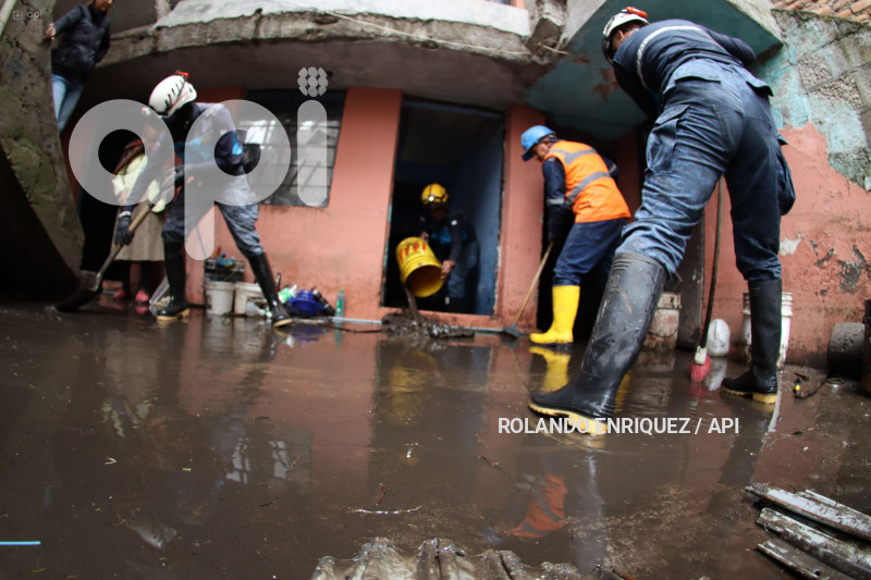 LIMPIEZA-INUNDACIONES-SUR-QUITO