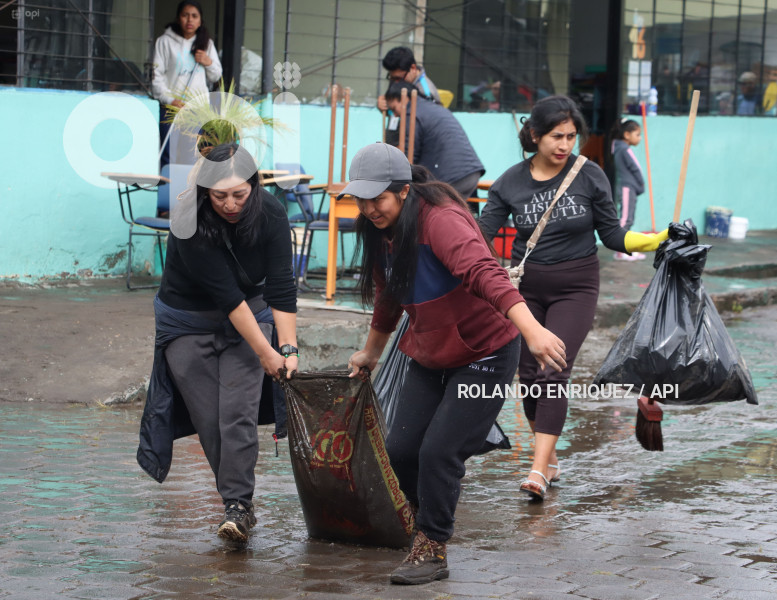 LIMPIEZA-INUNDACIONES-SUR-QUITO