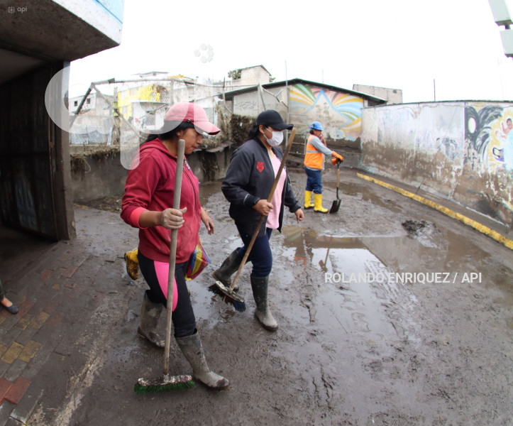 LIMPIEZA-INUNDACIONES-SUR-QUITO