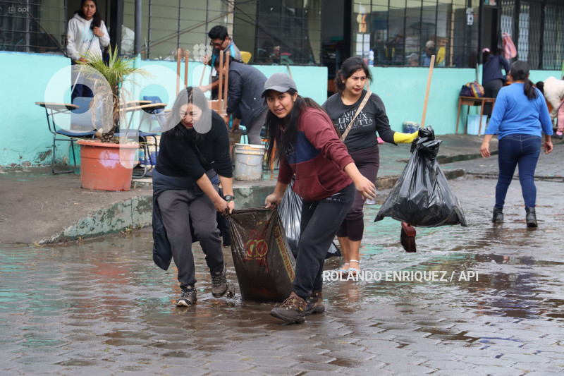 LIMPIEZA-INUNDACIONES-SUR-QUITO