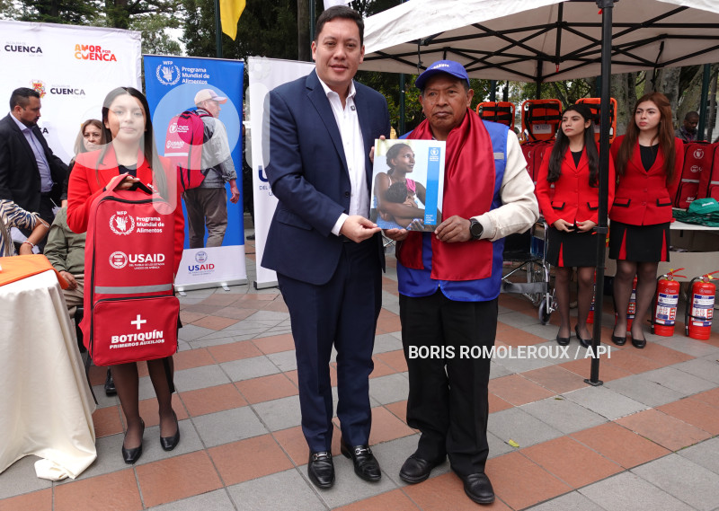 CUENCA-ENTREGA SIMBOLICA-KITS EMERGENCIA