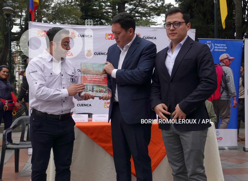 CUENCA-ENTREGA SIMBOLICA-KITS EMERGENCIA