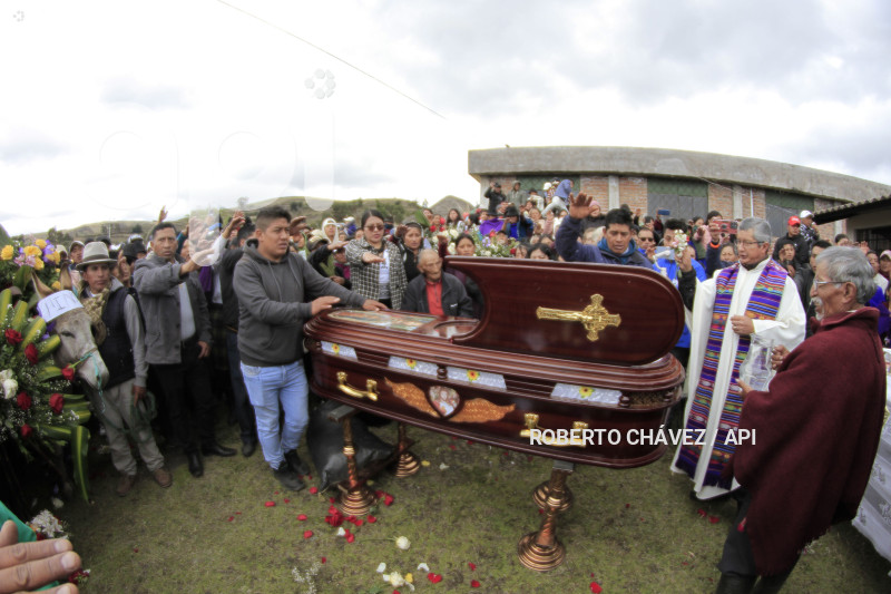 ENTIERRO-ULTIMO-HIELERO-CHIMBORAZO