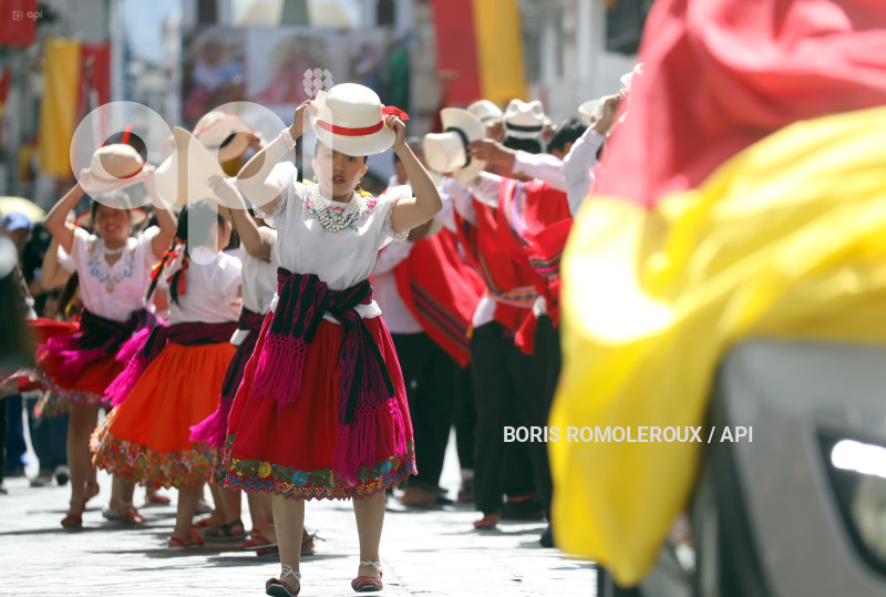 CUENCA-DESFILE ESTUDIANTIL-FIESTAS