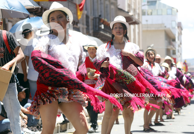 CUENCA-DESFILE ESTUDIANTIL-FIESTAS