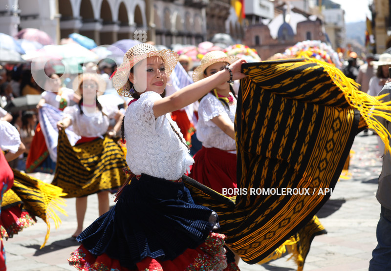 CUENCA-DESFILE ESTUDIANTIL-FIESTAS