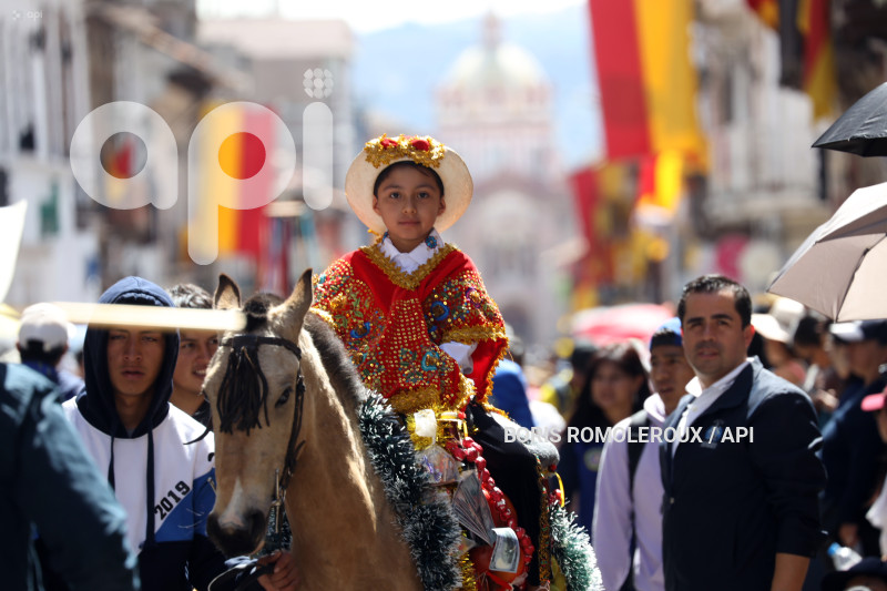 CUENCA-DESFILE ESTUDIANTIL-FIESTAS