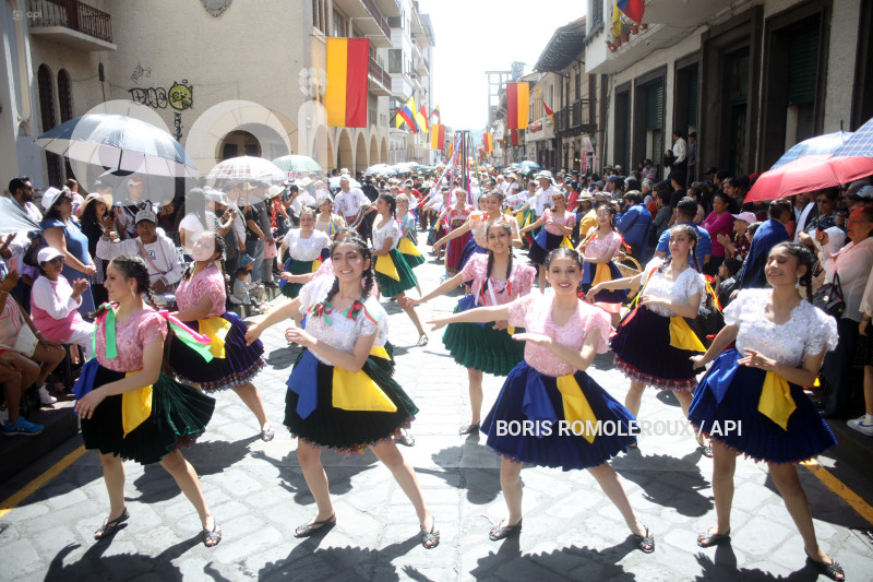 CUENCA-DESFILE ESTUDIANTIL-FIESTAS