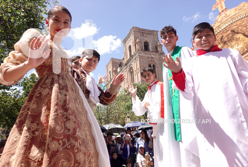 CUENCA-DESFILE ESTUDIANTIL-FIESTAS