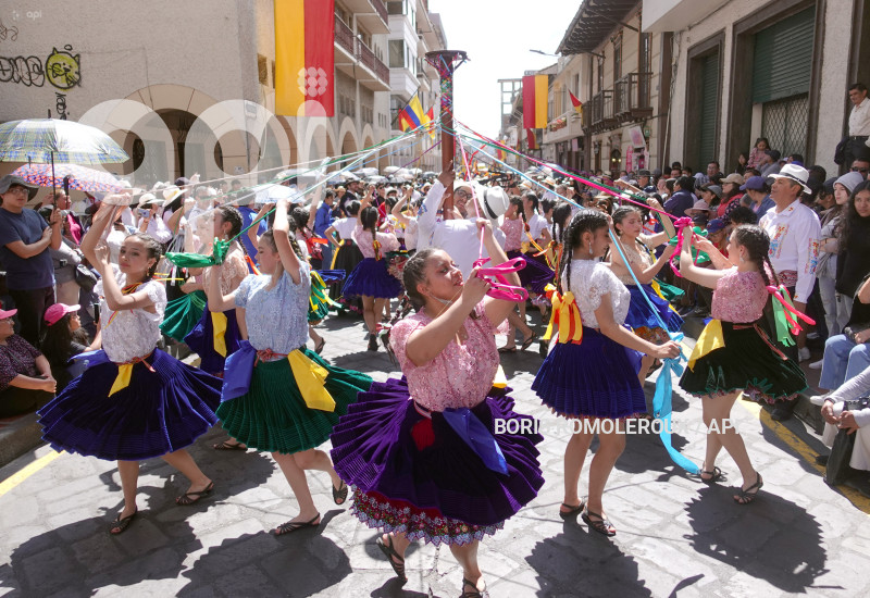 CUENCA-DESFILE ESTUDIANTIL-FIESTAS