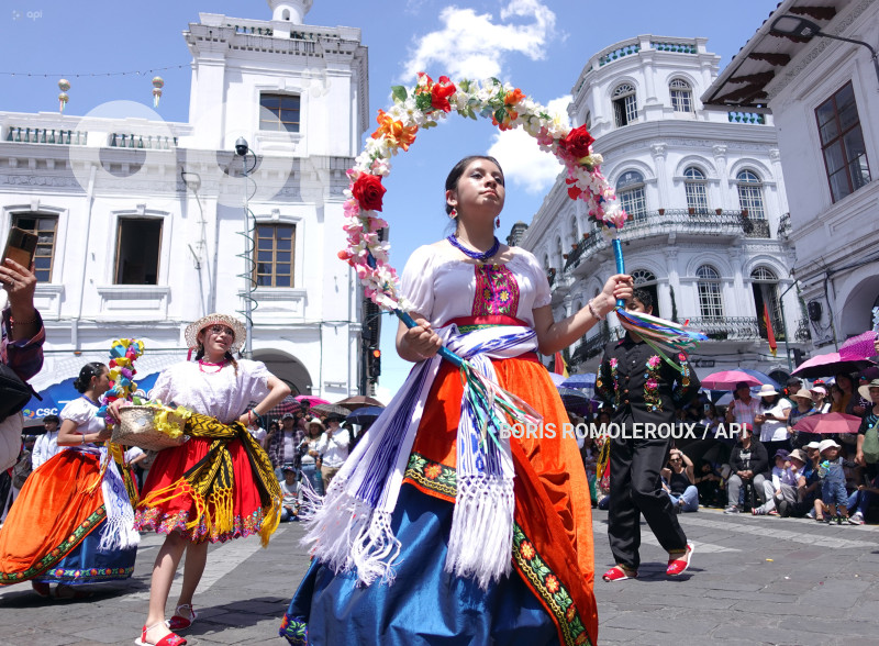 CUENCA-DESFILE ESTUDIANTIL-FIESTAS