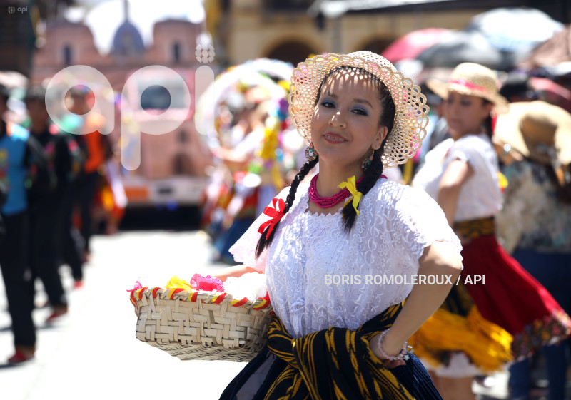 CUENCA-DESFILE ESTUDIANTIL-FIESTAS
