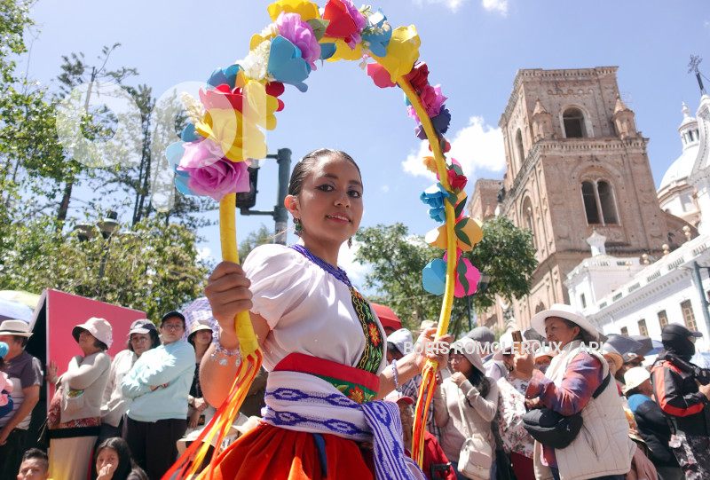 CUENCA-DESFILE ESTUDIANTIL-FIESTAS