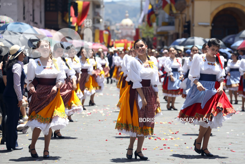 CUENCA-DESFILE ESTUDIANTIL-FIESTAS
