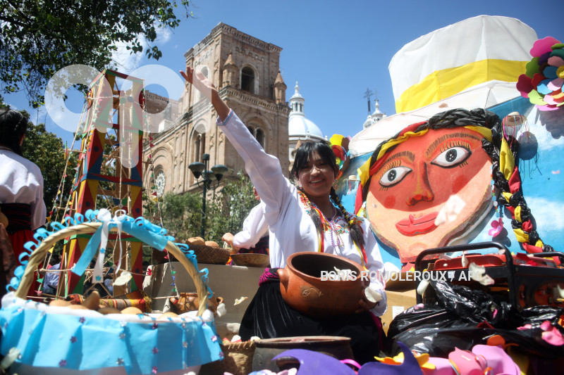 CUENCA-DESFILE ESTUDIANTIL-FIESTAS