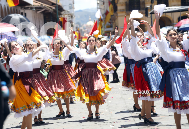 CUENCA-DESFILE ESTUDIANTIL-FIESTAS