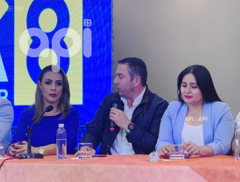LUCIA-POSSO-APOYO-JAN-TOPIC