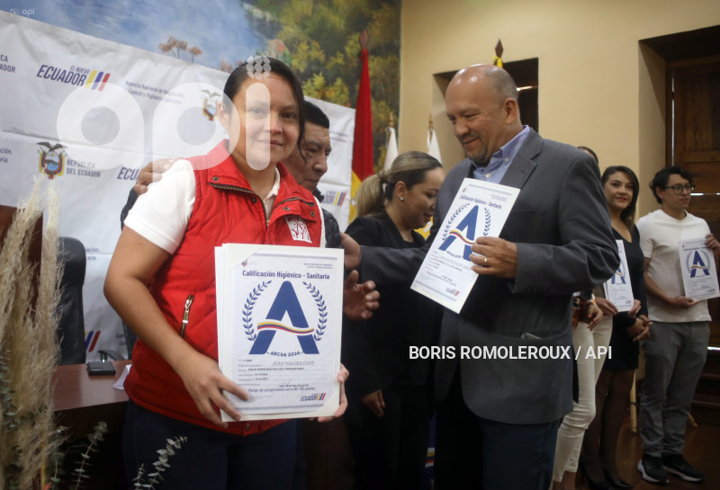 CUENCA-ENTREGA CERTIFICADOS-ARCSA