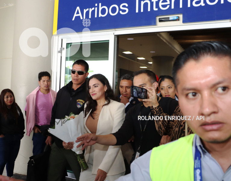 ARRIBO-VERONICA-ABAD