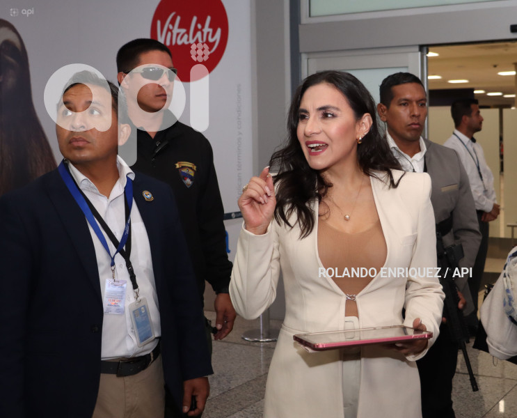 ARRIBO-VERONICA-ABAD