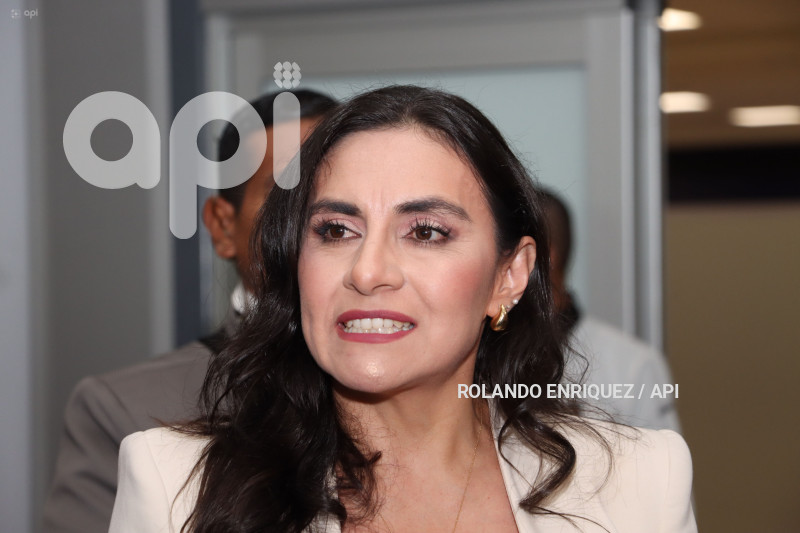 ARRIBO-VERONICA-ABAD