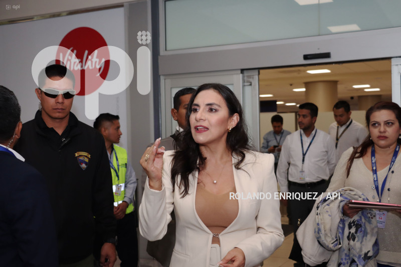 ARRIBO-VERONICA-ABAD