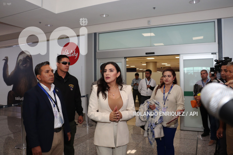 ARRIBO-VERONICA-ABAD