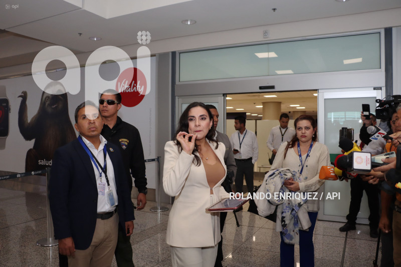 ARRIBO-VERONICA-ABAD