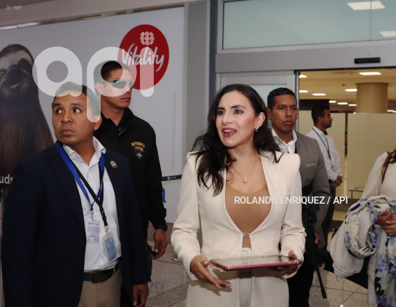 ARRIBO-VERONICA-ABAD