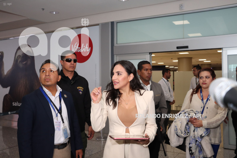 ARRIBO-VERONICA-ABAD