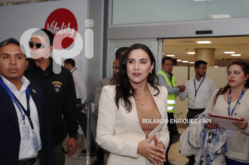ARRIBO-VERONICA-ABAD