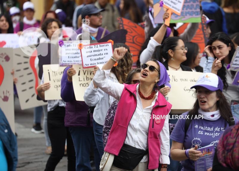 CUENCA-MARCHA-NO VIOLENCIA A LA MUJER
