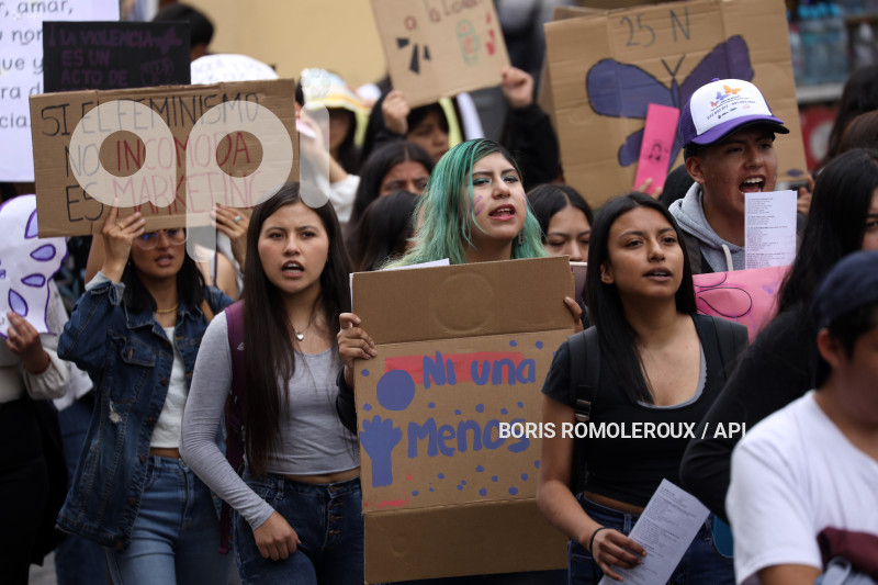 CUENCA-MARCHA-NO VIOLENCIA A LA MUJER