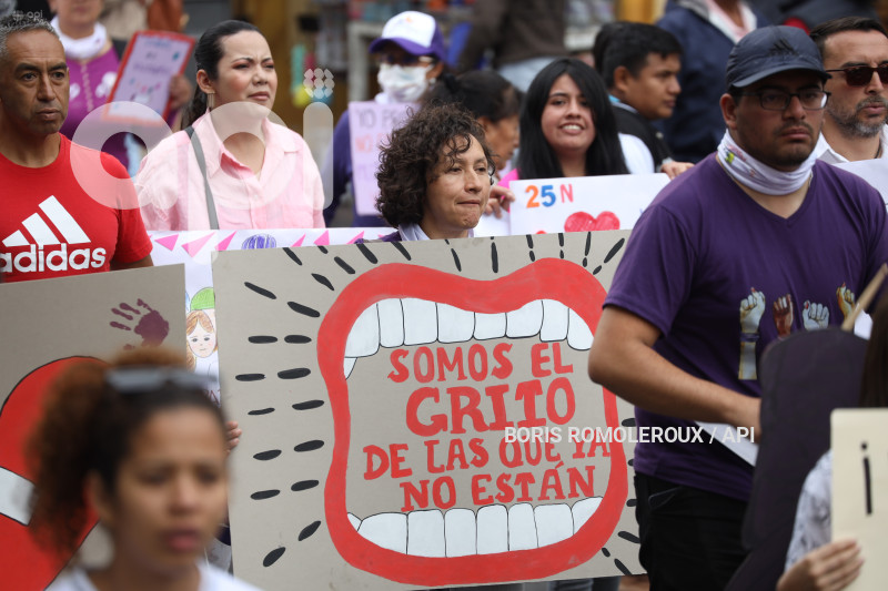 CUENCA-MARCHA-NO VIOLENCIA A LA MUJER