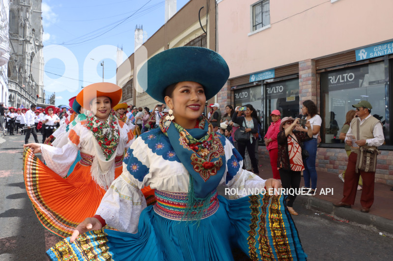 DESFILE-MERCADOS-DE-QUITO