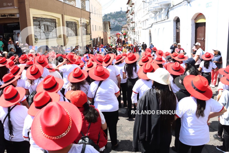 DESFILE-MERCADOS-DE-QUITO