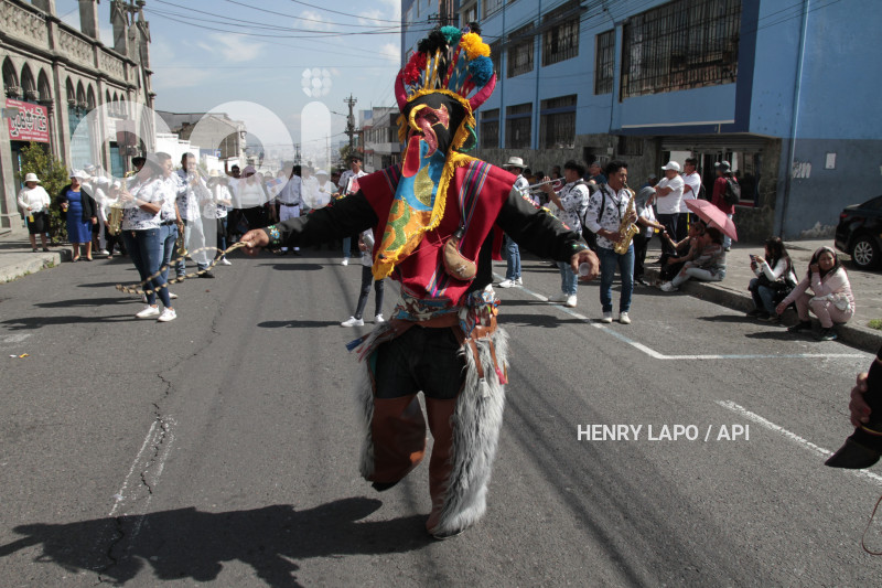 DESFILE-MERCADOS-DE-QUITO