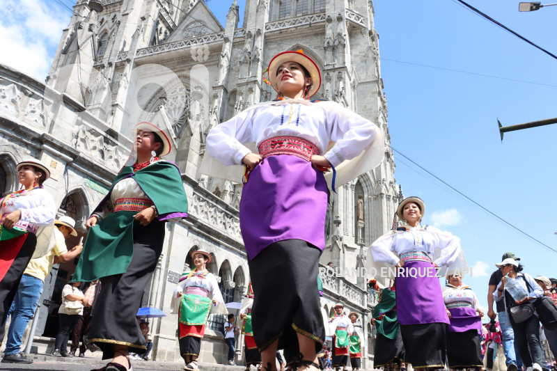 DESFILE-MERCADOS-DE-QUITO